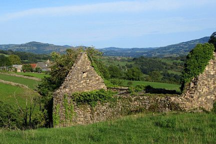 Ruine sur le chemin allant à Espalion, à droite, dans la vallée du Lot