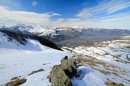 Vue sur la vallée de Pierrefitte-Nestalas depuis Hautacam en hiver