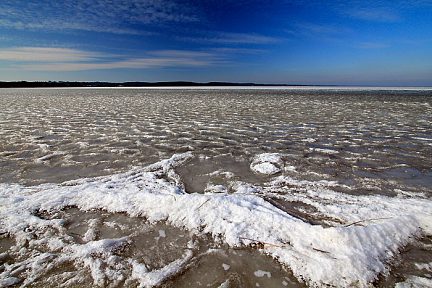 Le lac a gelé et la neige a créé un décors très bizarre