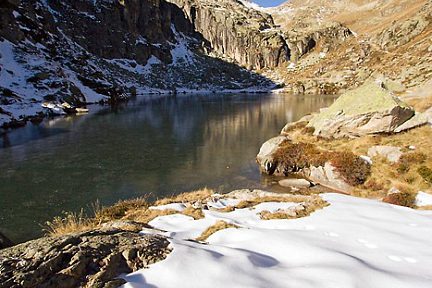 Premier lac de l'Embarrat encore gelé