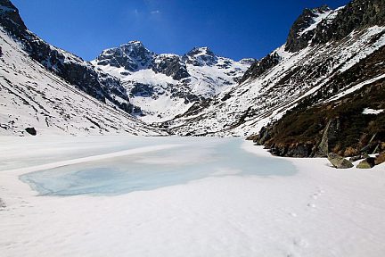 Le lac d'Estom encore gelé début avril