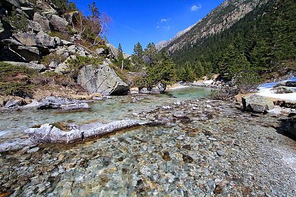 Randonnée vers le lac d'Estom depuis la Fruitière