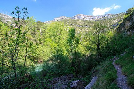 Sentier dans le cirque de Navacelles
