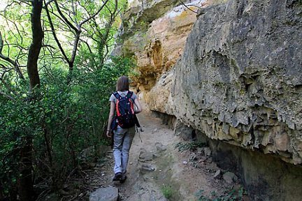 Le sentier longe la falaise