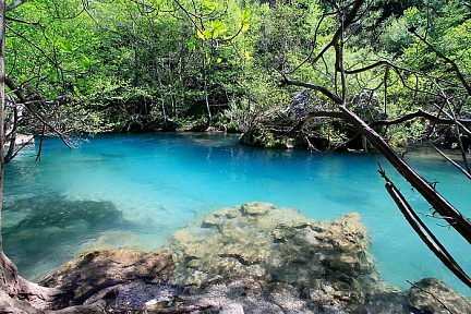 La couleur de l'eau est magnifique