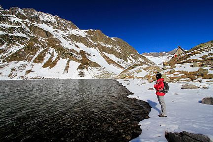 Randonnée sous la neige au lac et refuge d'Ilhéou