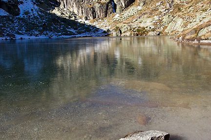 Lac de l'Embarrat à la fonte des neiges