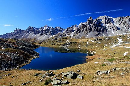 Lac Rond dans les Hautes-Alpes, vue sur le lac Long