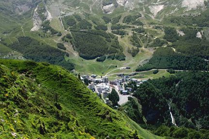 Gourette vue depuis le col de Casteix, cascade du Valentin