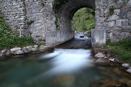 Pont de la Gaubie au-dessus de Barèges (Hautes-Pyrénées)