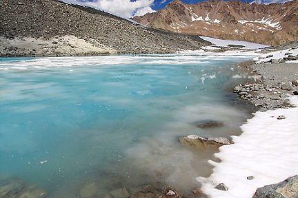 Lac du Glacier d'Arsine, vue en portrait dans les Hautes-Alpes