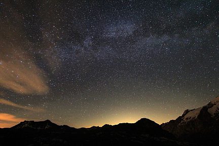 Nuit étoilée au lac Lérié dans les Alpes
