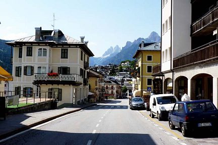 Auronzo Di Cadore, village au bord du lac face au Tre Cime