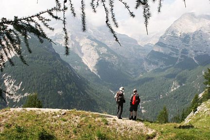 Vue sur le Val Travenanzes en montant au refuge de Ra Stua