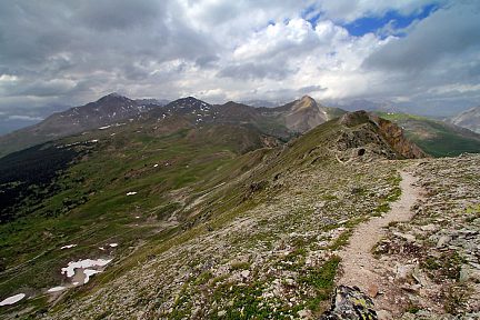 On marche sur la crête de Peyrolle