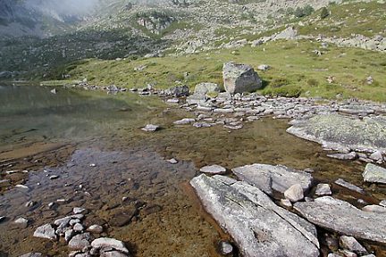 Lac de Lagües en montant vers les lacs de l'Ardiden