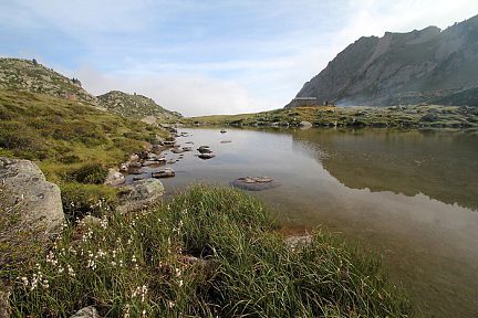 Lac Lagües et son abri