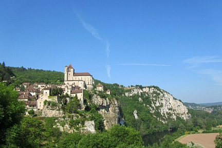 Village perché de Saint-Cirq-Lapopie dans la vallée du Lot