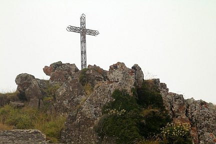 Croix au sommet du Viscos dans le brouillard