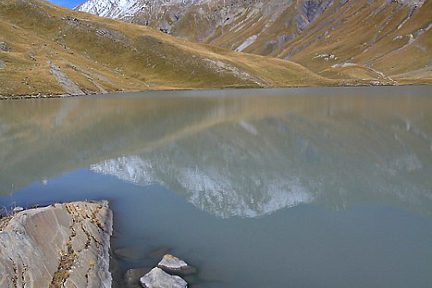 Lac du Goléon et son refuge dans les Hautes-Alpes