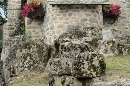 Village de Bez Bédène très fleuri en Aveyron