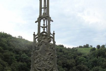 Croix au village de Bez Bédène