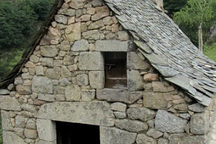 Maison typique d'Aveyron, en lauzes et pierre