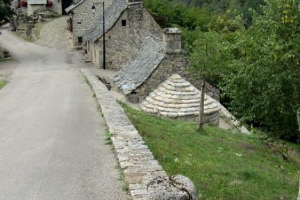 Vue depuis le haut du village sur le centre de Bez Bedene