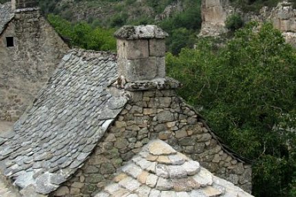 Village de Bez Bédène et ses toits de lauzes et de pierre