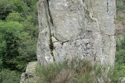 Rocher sur le chemin de randonnée près du Village de Bez Bédène
