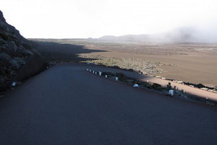 Route descendant dans la Plaine des Sables