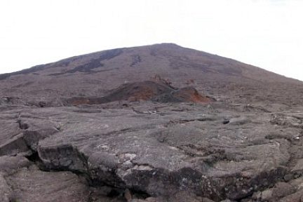 Cratère Dolomieu et ses coulées de lave
