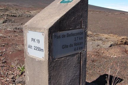 Borne dans la Plaine des Sables