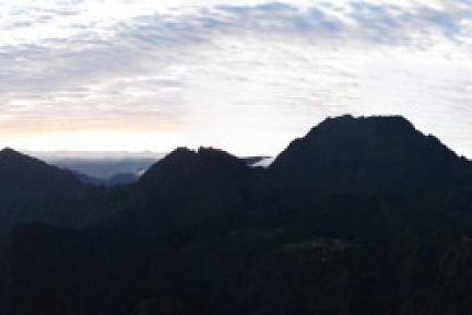 Vue depuis le Maïdo sur la Roche Écrite et le Piton des Neiges