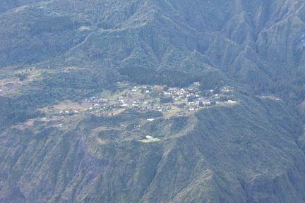 Îlet de Mafate et sa piste d'atterrissage d'hélicoptère