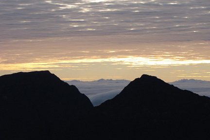 Lever du jour sur la Roche Écrite depuis le Maïdo