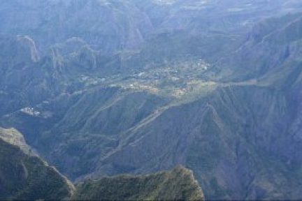 Vue plongeante sur Mafate depuis le Maïdo