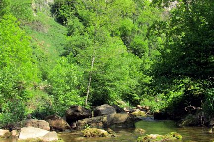 La rivière passe dans le trou de Bozouls