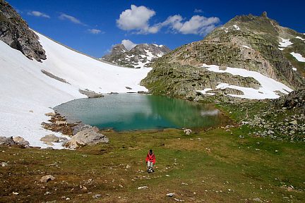 Lac de la Clarée et vue sur le lac Rond enneigé