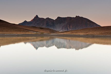Au bord du lac Gignoux dans les Alpes