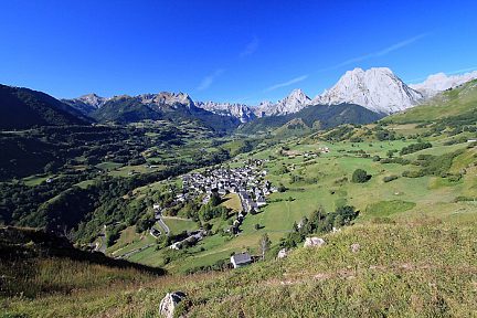 Nous montons au dessus du village de Lescun