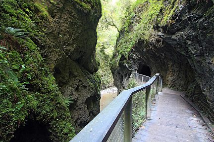 Passage de la grotte à Kakuetta