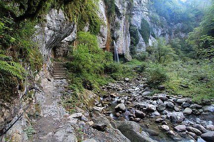 On arrive à la cascade de Kakuetta