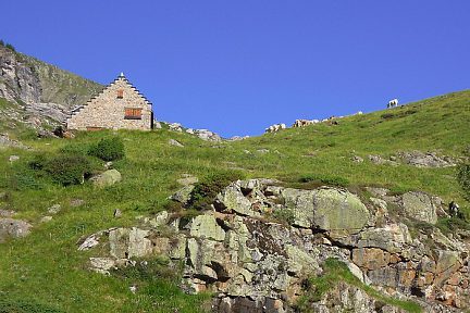 Maison et brebis lors de la randonnée au Cirque d'Estaubé