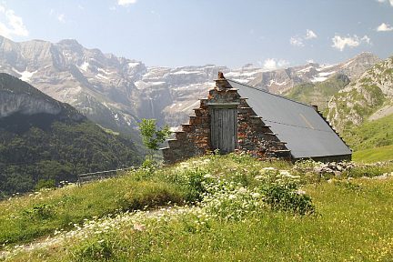 Grange à Saugué avec le cirque de Gavarnie