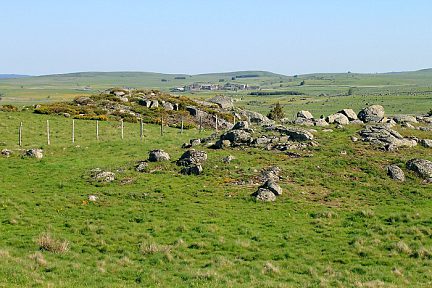 Herbe et rochers sur le plateau de l'Aubrac