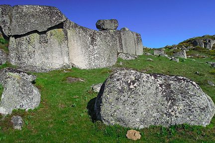 Randonnée en Lozère sur l'Aubrac : découvrez de nombreux rochers