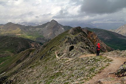 Longue crête de Peyrolle sous les nuages