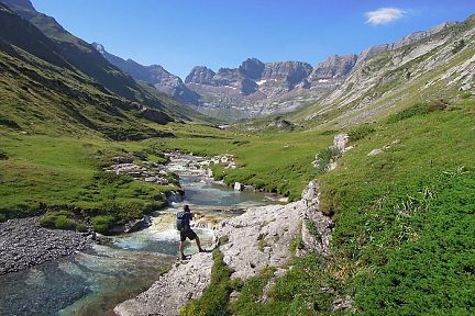 Cirque d'Estaubé et son cours d'eau transparent, Pyrénées