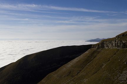 Mer de nuages et falaises